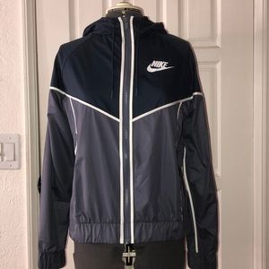 NEW Nike Woman’s Windbreaker